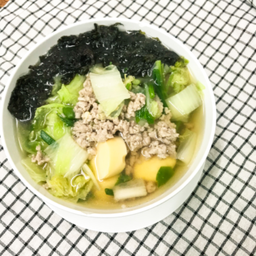 แกงจืดเต้าหู้หมูสับสาหร่าย