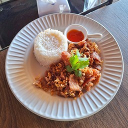 ข้าวหมูทอดกระเทียม