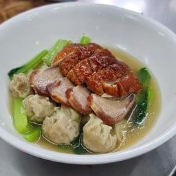 เกี๊ยวน้ำเป็ดและหมูแดง