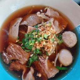 ก๋วยเตี๋ยวหมูตุ๋นรวมใส่เครื่องใน