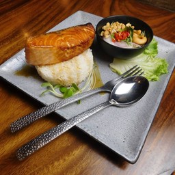 ข้าวแซลม่อนย่างน้ำปลายำมะม่วง