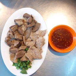 ลวกจิ้มหมูรวมกอดคอกันอร่อย
