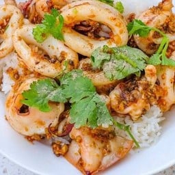 ข้าวหมึกกระเทียม