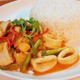 ปลาหมึกผัดไข่เค็ม ราดข้าว