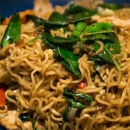 มาม่าผัดขี้เมาหมูชิ้น