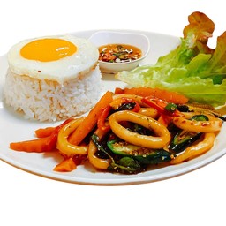 ข้าวกระเพราปลาหมึก + ไข่ดาว