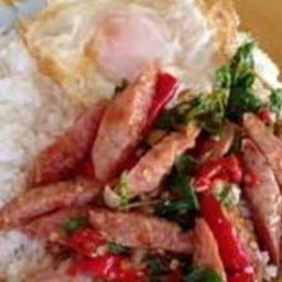 กระเพราแหนมราดข้าว