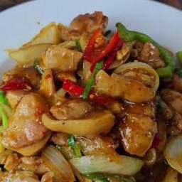 ไก่ผัดน้ำพริกเผาราดข้าว