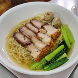 บะหมี่เกี๊ยวหมูแดง และ หมูกรอบ น้ำ