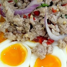 ข้าว ราดยำไข่ต้มหมูสับ
