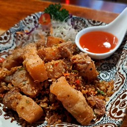 สามชั้นคี่วพริกเกลือ