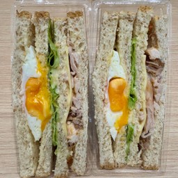 แซนวิชไก่ทอดชีสและไข่ดาว