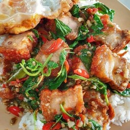 กระเพราหมูกรอบ