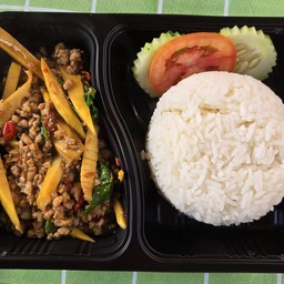 ข้าวราดกะเพราหน่อไม้