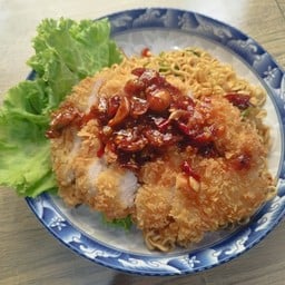 ผัดมาม่ากระเพราไก่กรอบพริกแห้ง