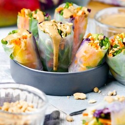 โรลไก่ย่างผักสด กินกับน้ำสลัดเมี่ยงสไปซี่