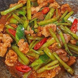 หมูชิ้นผัดพริกแกงใส่ผักบุ้ง ราดข้าว