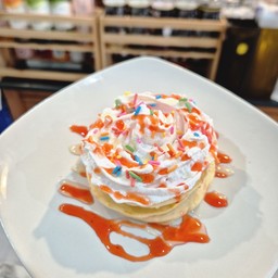 ขนม+วิปปิ้งครีม+ฝอยทอง+ซอส