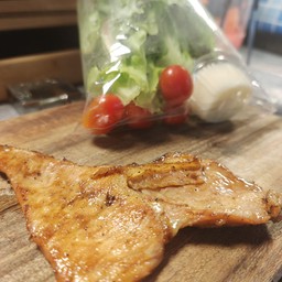 หมูย่าง 1 ชิ้น + ผักสลัด 1 ชุด