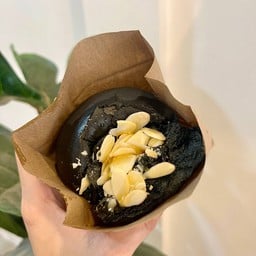 ปังทะลักชาโคล คาราเมลอัลมอนด์