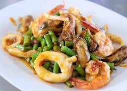 ทะเลรวมผัดพริกแกง (กับข้าว)