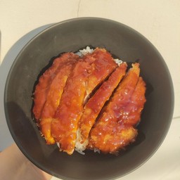 ข้าวไก่ทอด ซอสบาร์บีคิว