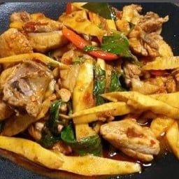 ไก่พริกแกงหน่อไม้ราดข้าว