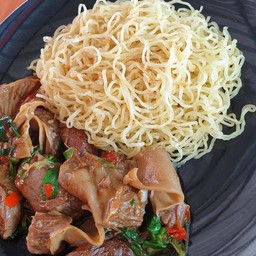 บะหมี่กะเพราหมูตุ๋นแห้ง