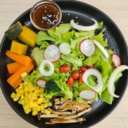 ผักไฮโรโพนิคและผักอื่นๆ(ทางร้านเลือกให้ค่ะ) เสริฟพร้อมเห็ดย่างและน้ำสลัด