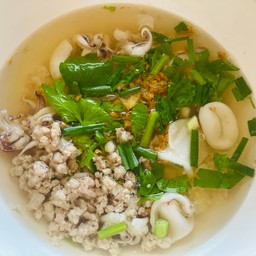 ข้าวต้มปลาหมึกหมูสับ
