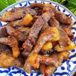 เนื้อวัวแดดเดียวทอดติดมัน 100 กรัม