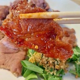 เนื้อสดลวกจิ้มเสริฟพร้อมน้ำจิ้มสูตรพิเศษของทางร้าน