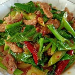 คะน้าไฟแดงหมูหมักนุ่ม ราดข้าว