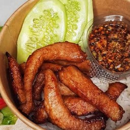 ข้าวสวยหมูทอดแดดเดียว+น้ำจิ้มแจ่ว