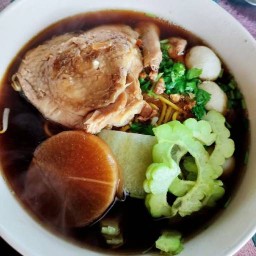 J&pก๋วยเตี๋ยวไก่ตุ๋นมะระ&หมูย่างใส้ย่างน้ำจิ้มแจ่ว ตลาดเวิร์ลมาเก็ต