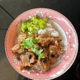 ข้าวราดกระดูกอ่อนตุ๋นเต้าซี่