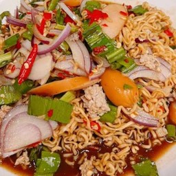 ยำมาม่าหมูสับใส้กรอก (ปลาร้า)