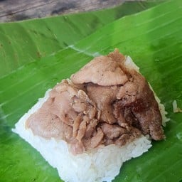 ข้าวเหนียวหมูทอด ตลาดโอ๊ะป่อย