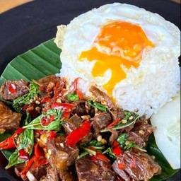 กระเพราเนื้อราดข้าว