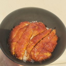 ข้าวหมูทอด ซอสบาร์บีคิว