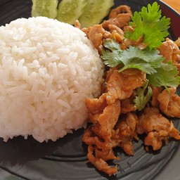 หมูทอดกระเทียม ราดข้าว