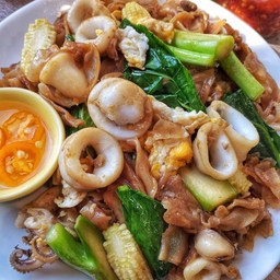 เส้นใหญ่ผัดซีอิ้ว ( เลือกเนื้อสัตว์เองได้ )