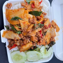 ข้าวราด ผัดเผ็ดเนื้อสับ หน่อไม้ดอง