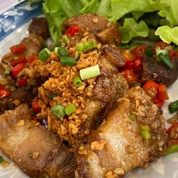 หมูกรอบคั่วพริกเกลือ กับข้าว