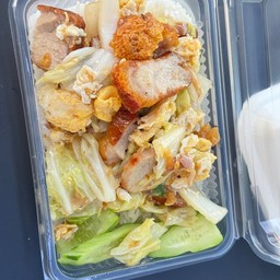 ข้าวราดผัดผักกาดหมูกรอบใส่ไข่