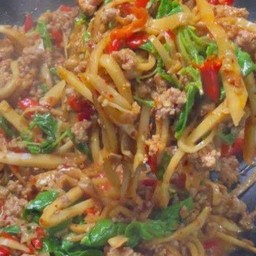 ผัดพริกสดหมูสับหน่อไม้วุ้นเส้นเหนียวนุ่ม ราดข้าว