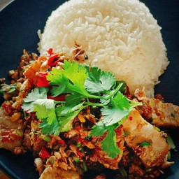 หมูกรอบคั่วพริกเกลือ ราดข้าว