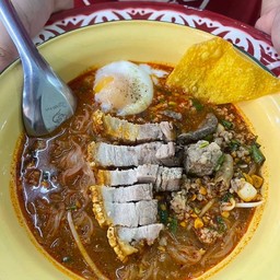 ก๋วยเตี๋ยวหมูกรอบ (ราคาไม่รวมไข่เยิ้ม)