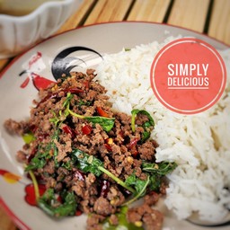 กะเพราเนื้อบดราดข้าว