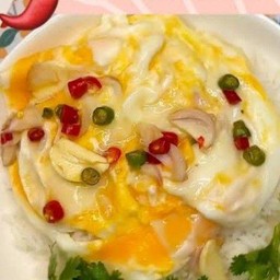 ข้าวไข่ขยี้ลาวา ราดพริกน้ำปลา